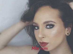Mia_cum